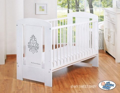 Drewniane białe łóżeczko dla niemowląt 120x60cm Glamour biało-szare Drewniane białe łóżeczko dla niemowląt 120x60cm Glamour biało-szare