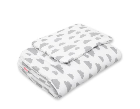 Komplet pościeli dla niemowląt z wypełnieniem 2-cz 75x100cm NEWBORN - chmurki szare Komplet pościeli dla niemowląt z wypełnieniem 2-cz 75x100cm NEWBORN - chmurki szare