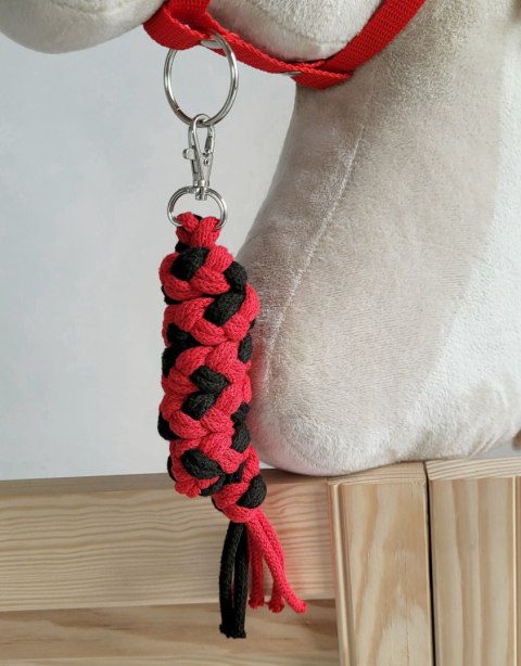 Uwiąz dla Hobby Horse ze sznurka - czarno-czerwony Uwiąz dla Hobby Horse ze sznurka - czarno-czerwony