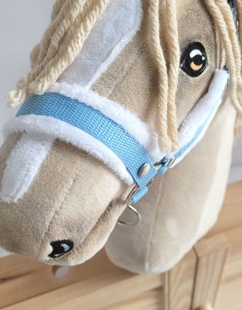 Zestaw do Hobby Horse: kantar A3 z białym futerkiem + uwiąz ze sznurka - biało-błękitny Zestaw do Hobby Horse: kantar A3 z białym futerkiem + uwiąz ze sznurka - biało-błękitny