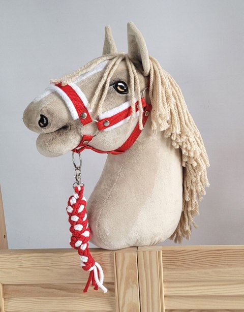 Zestaw do Hobby Horse: kantar A3 z białym futerkiem + uwiąz ze sznurka - biało-czerwony Zestaw do Hobby Horse: kantar A3 z białym futerkiem + uwiąz ze sznurka - biało-czerwony