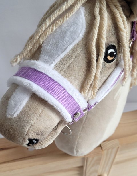 Zestaw do Hobby Horse: kantar A3 z białym futerkiem + uwiąz ze sznurka - biało-fioletowy Zestaw do Hobby Horse: kantar A3 z białym futerkiem + uwiąz ze sznurka - biało-fioletowy