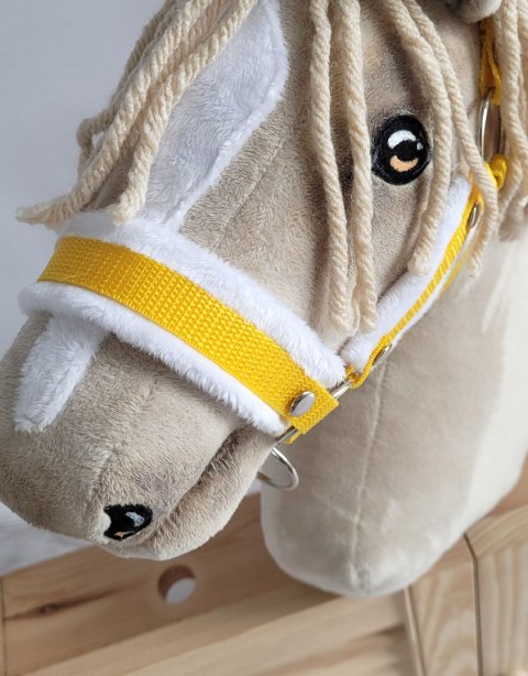 Zestaw do Hobby Horse: kantar A3 z białym futerkiem + uwiąz ze sznurka - biało-żółty Zestaw do Hobby Horse: kantar A3 z białym futerkiem + uwiąz ze sznurka - biało-żółty