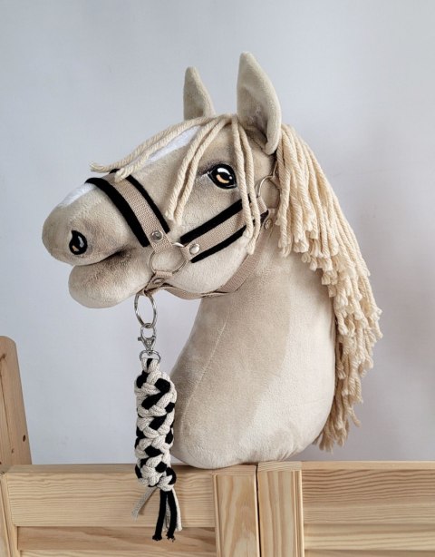 Zestaw do Hobby Horse: kantar A3 z czarnym futerkiem + uwiąz ze sznurka - czarno-beżowy Zestaw do Hobby Horse: kantar A3 z czarnym futerkiem + uwiąz ze sznurka - czarno-beżowy