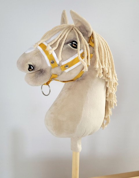 Kantar regulowany dla konia Hobby Horse A3 musztardowy białym futerkiem Kantar regulowany dla konia Hobby Horse A3 musztardowy białym futerkiem