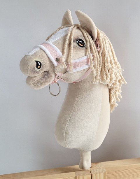 Kantar regulowany dla konia Hobby Horse A3 pudrowy róż białym futerkiem Kantar regulowany dla konia Hobby Horse A3 pudrowy róż białym futerkiem