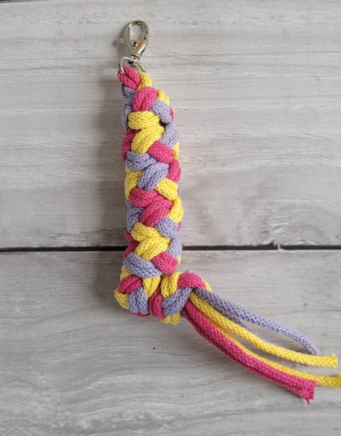 Uwiąz dla Hobby Horse ze sznurka - ciemny róż/ fiolet/ żółty Uwiąz dla Hobby Horse ze sznurka - ciemny róż/ fiolet/ żółty