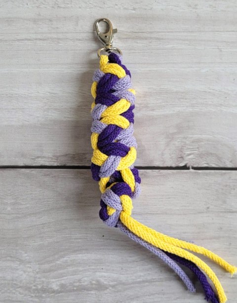 Uwiąz dla Hobby Horse ze sznurka - fiolet/ ciemny fiolet/ żółty Uwiąz dla Hobby Horse ze sznurka - fiolet/ ciemny fiolet/ żółty