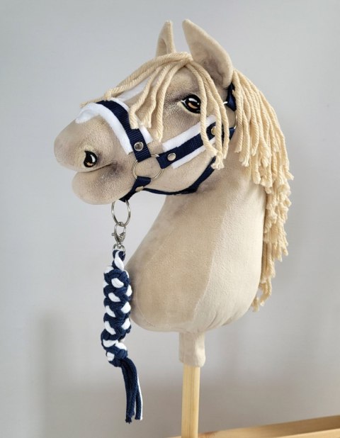 Zestaw do Hobby Horse: kantar A3 z białym futerkiem + uwiąz ze sznurka - biało-granatowy Zestaw do Hobby Horse: kantar A3 z białym futerkiem + uwiąz ze sznurka - biało-granatowy