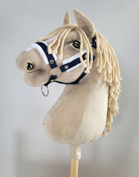 Zestaw do Hobby Horse: kantar A3 z białym futerkiem + uwiąz ze sznurka - biało-granatowy Zestaw do Hobby Horse: kantar A3 z białym futerkiem + uwiąz ze sznurka - biało-granatowy