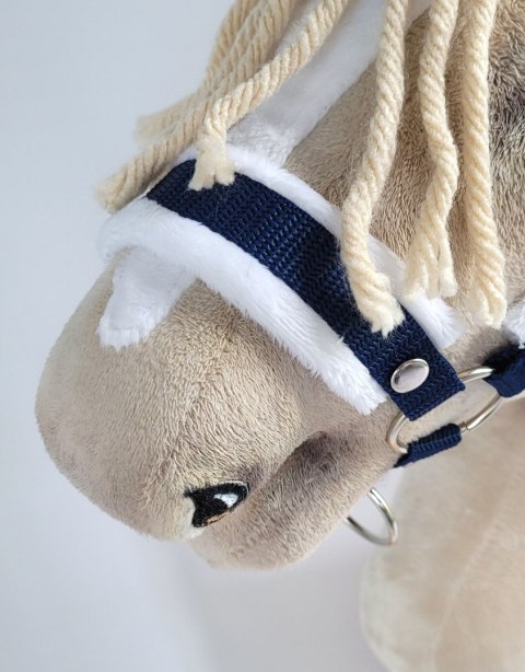 Zestaw do Hobby Horse: kantar A3 z białym futerkiem + uwiąz ze sznurka - biało-granatowy Zestaw do Hobby Horse: kantar A3 z białym futerkiem + uwiąz ze sznurka - biało-granatowy