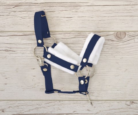 Zestaw do Hobby Horse: kantar A3 z białym futerkiem + uwiąz ze sznurka - biało-granatowy Zestaw do Hobby Horse: kantar A3 z białym futerkiem + uwiąz ze sznurka - biało-granatowy