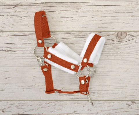 Zestaw do Hobby Horse: kantar A3 z białym futerkiem + uwiąz ze sznurka - biało-rudy Zestaw do Hobby Horse: kantar A3 z białym futerkiem + uwiąz ze sznurka - biało-rudy