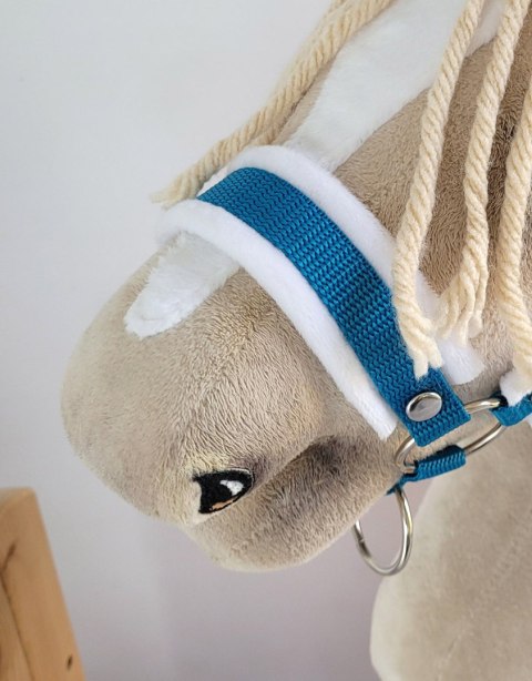 Zestaw do Hobby Horse: kantar A3 z białym futerkiem + uwiąz ze sznurka - biało-turkusowy Zestaw do Hobby Horse: kantar A3 z białym futerkiem + uwiąz ze sznurka - biało-turkusowy