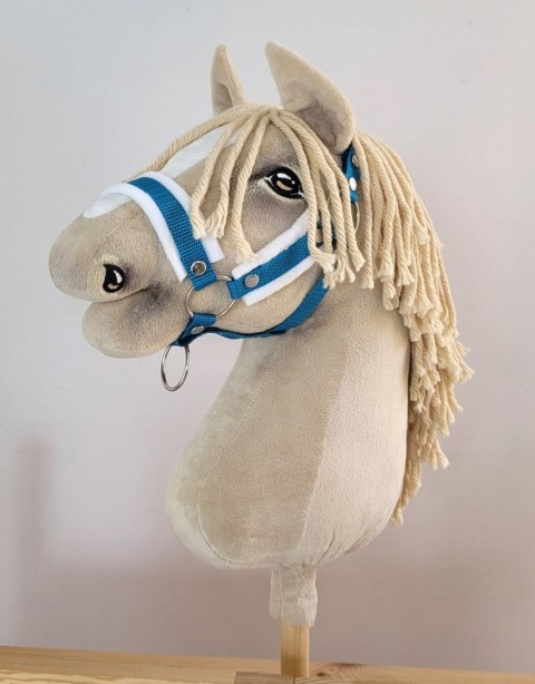 Zestaw do Hobby Horse: kantar A3 z białym futerkiem + uwiąz ze sznurka - biało-turkusowy Zestaw do Hobby Horse: kantar A3 z białym futerkiem + uwiąz ze sznurka - biało-turkusowy