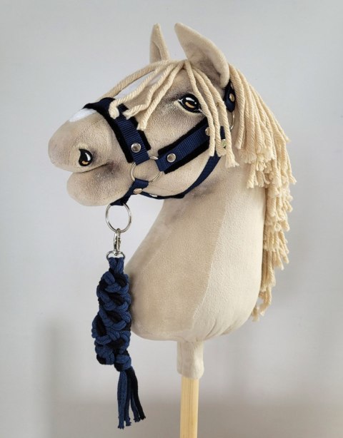 Zestaw do Hobby Horse: kantar A3 z czarnym futerkiem + uwiąz ze sznurka - czarno-granatowy Zestaw do Hobby Horse: kantar A3 z czarnym futerkiem + uwiąz ze sznurka - czarno-granatowy