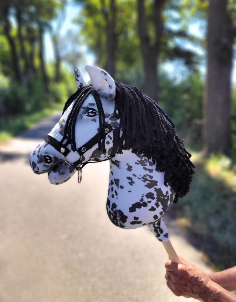 Hobby Horse Duży koń na kiju Premium - tarantowaty biało-czarny z czarną grzywą A3 Hobby Horse Duży koń na kiju Premium - tarantowaty biało-czarny z czarną grzywą A3