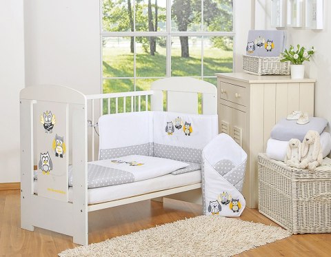Komplet pościeli dla dzieci 135x100cm z ochraniaczem 3-cz Sówki szare z haftem szaro-żółtym Komplet pościeli dla dzieci 135x100cm z ochraniaczem 3-cz Sówki szare z haftem szaro-żółtym