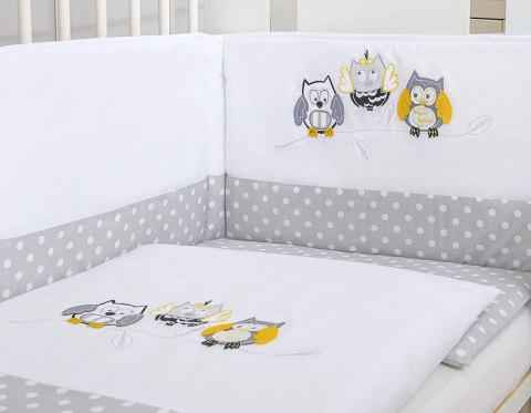 Komplet pościeli dla dzieci 135x100cm z ochraniaczem 3-cz Sówki szare z haftem szaro-żółtym Komplet pościeli dla dzieci 135x100cm z ochraniaczem 3-cz Sówki szare z haftem szaro-żółtym