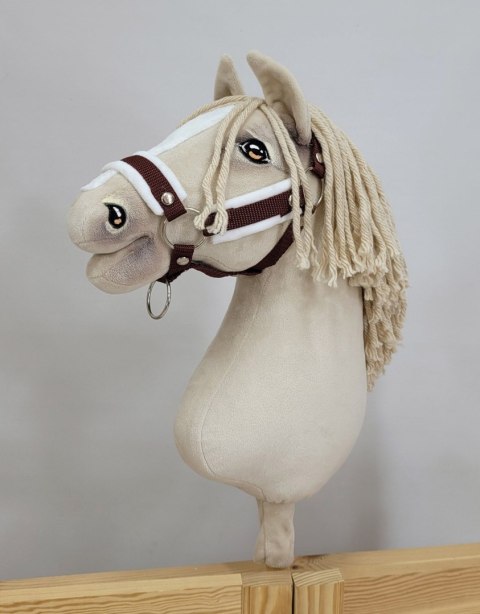 Zestaw do Hobby Horse: kantar A3 z białym futerkiem + uwiąz ze sznurka - biało-brązowy Zestaw do Hobby Horse: kantar A3 z białym futerkiem + uwiąz ze sznurka - biało-brązowy