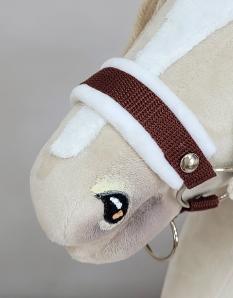 Zestaw do Hobby Horse: kantar A3 z białym futerkiem + uwiąz ze sznurka - biało-brązowy Zestaw do Hobby Horse: kantar A3 z białym futerkiem + uwiąz ze sznurka - biało-brązowy