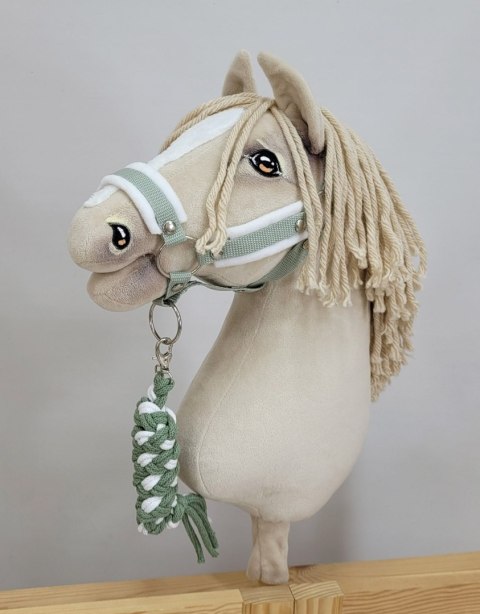 Zestaw do Hobby Horse: kantar A3 z białym futerkiem + uwiąz ze sznurka - biało-szałwiowy Zestaw do Hobby Horse: kantar A3 z białym futerkiem + uwiąz ze sznurka - biało-szałwiowy