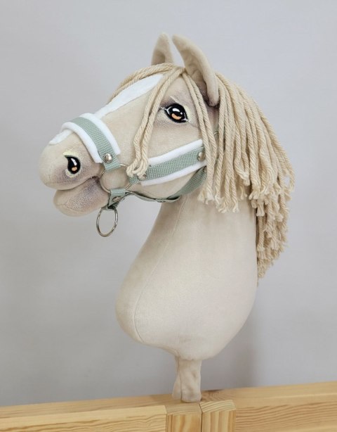 Zestaw do Hobby Horse: kantar A3 z białym futerkiem + uwiąz ze sznurka - biało-szałwiowy Zestaw do Hobby Horse: kantar A3 z białym futerkiem + uwiąz ze sznurka - biało-szałwiowy