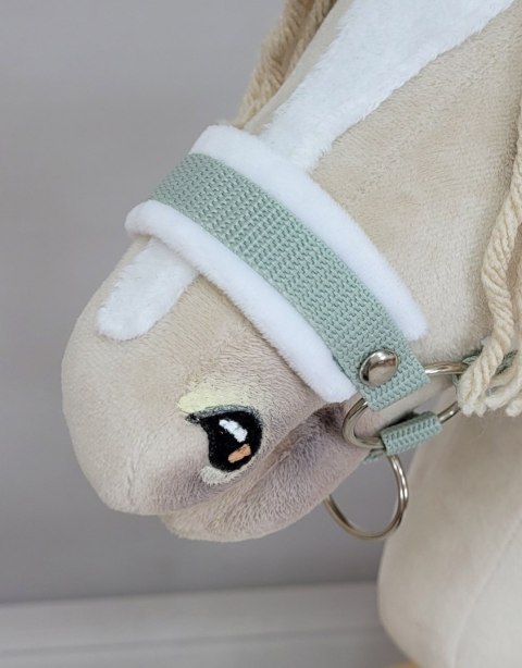Zestaw do Hobby Horse: kantar A3 z białym futerkiem + uwiąz ze sznurka - biało-szałwiowy Zestaw do Hobby Horse: kantar A3 z białym futerkiem + uwiąz ze sznurka - biało-szałwiowy
