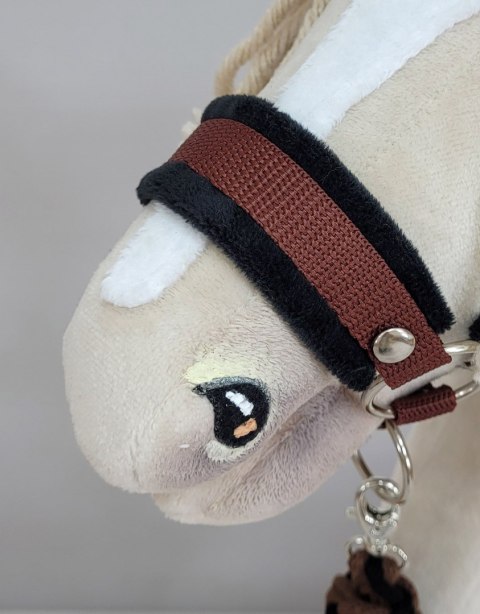 Zestaw do Hobby Horse: kantar A3 z czarnym futerkiem + uwiąz ze sznurka - czarno-brązowy Zestaw do Hobby Horse: kantar A3 z czarnym futerkiem + uwiąz ze sznurka - czarno-brązowy