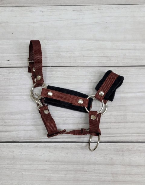 Zestaw do Hobby Horse: kantar A3 z czarnym futerkiem + uwiąz ze sznurka - czarno-brązowy Zestaw do Hobby Horse: kantar A3 z czarnym futerkiem + uwiąz ze sznurka - czarno-brązowy